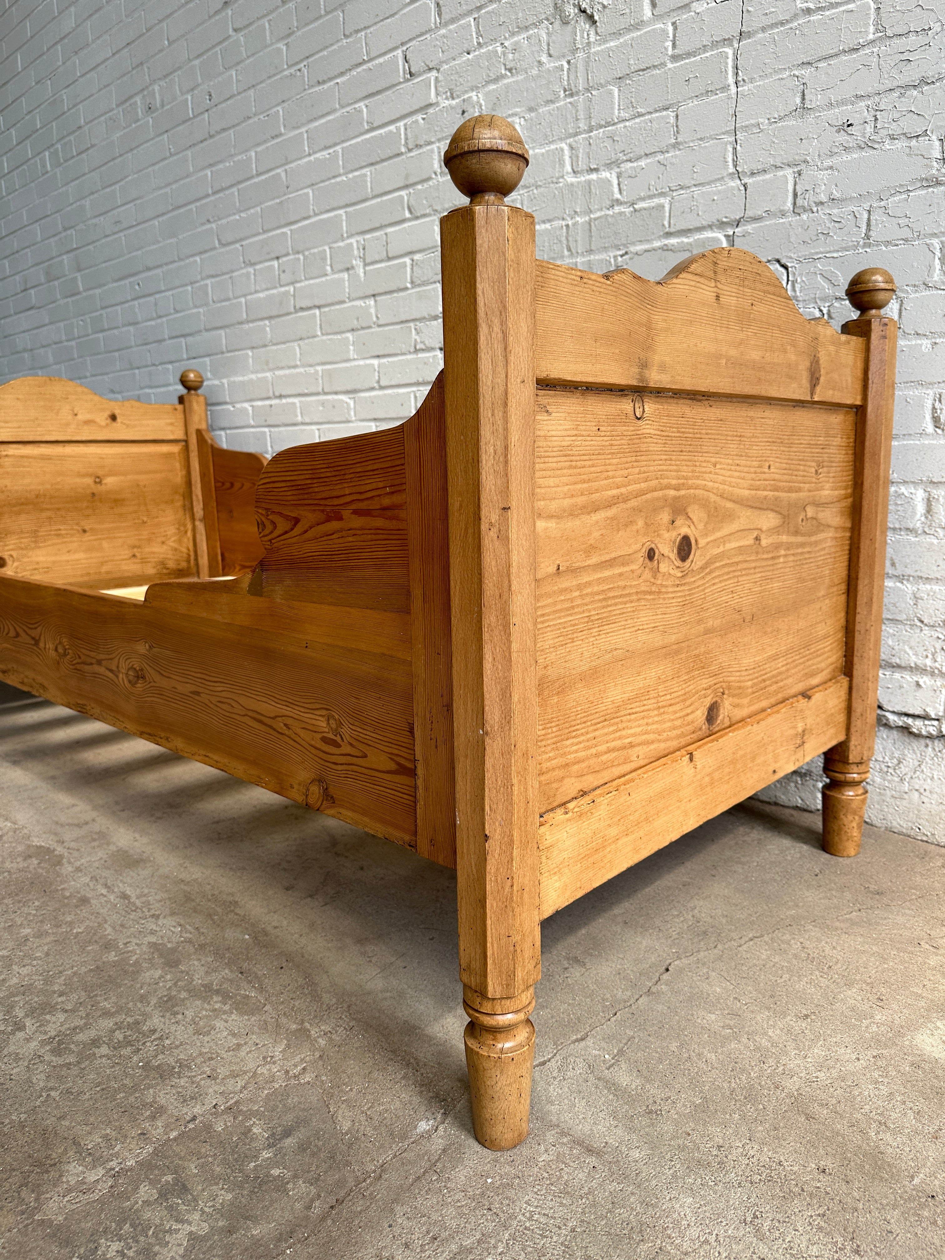 Antique Pine Sleigh Bed with Swoopy Side Rails, c. 1900 – Knosen Antiques