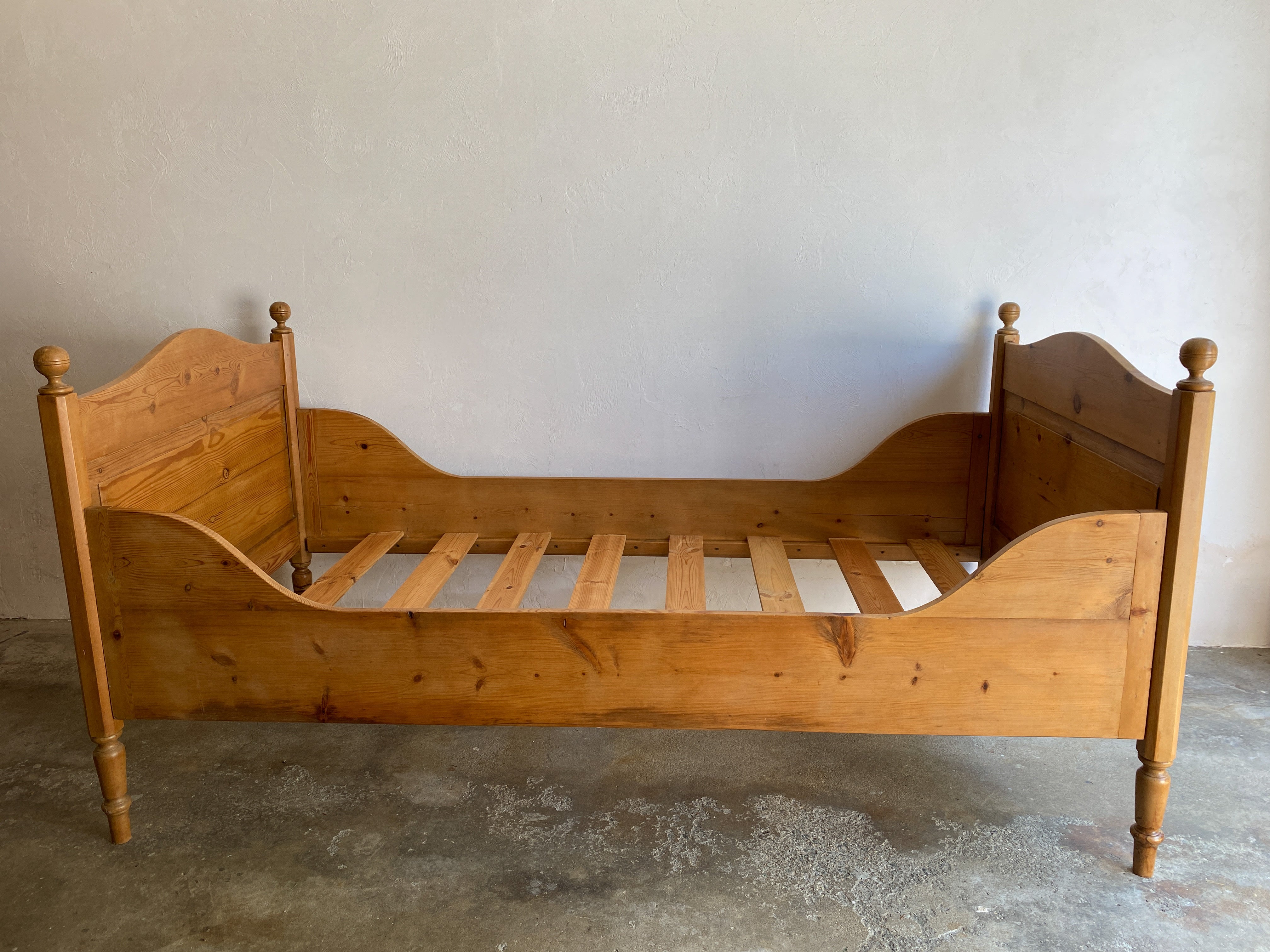 Victorian sleigh deals bed